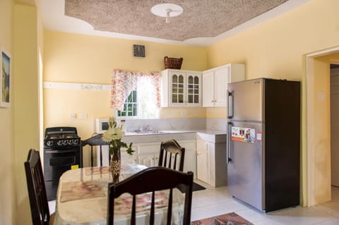 Kitchen or kitchenette, Dining area, minibar, pet friendly, stove