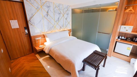 Bedroom, City view