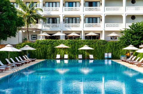 Property building, Garden, Garden view, Pool view, Swimming pool, sunbed