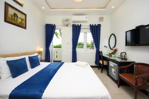 TV and multimedia, Photo of the whole room, Bedroom, fireplace, fireplace, wardrobe, air conditioner