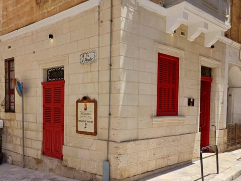 Facade/entrance