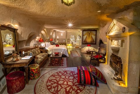 Bed, Coffee/tea facilities, Living room, Photo of the whole room, Seating area, Bedroom, Garden view, Breakfast, Drinks, Open Air Bath, Public Bath, fireplace, furniture, heating, internet, towels, air conditioner