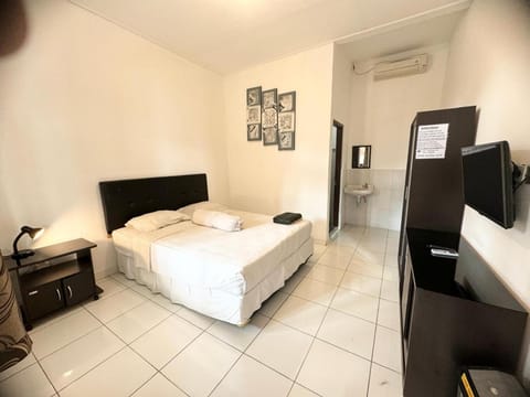 Bed, TV and multimedia, Photo of the whole room, Bedroom, air conditioner