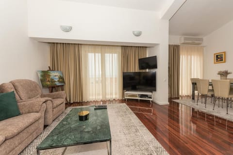 Communal lounge/ TV room, TV and multimedia, Living room, Seating area