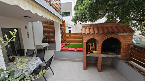 Property building, Patio, Day, BBQ facilities, BBQ facilities, Seating area, Dining area