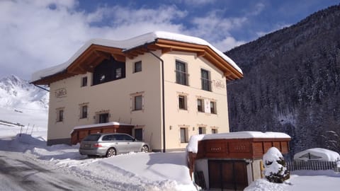 Property building, Facade/entrance, Property logo or sign