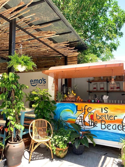 Restaurant/places to eat, Restaurant/places to eat, Facade/entrance, Lounge or bar