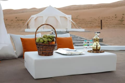 Patio, Restaurant/places to eat, Day, Natural landscape, Living room, Food and drinks, Seating area, Dining area, Food, Mountain view, Breakfast, Dinner, Parking, room service