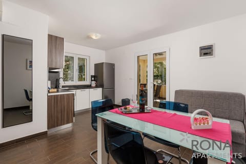 Kitchen or kitchenette, Living room, Seating area, Dining area
