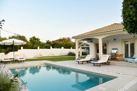 Property building, Swimming pool, sunbed, towels