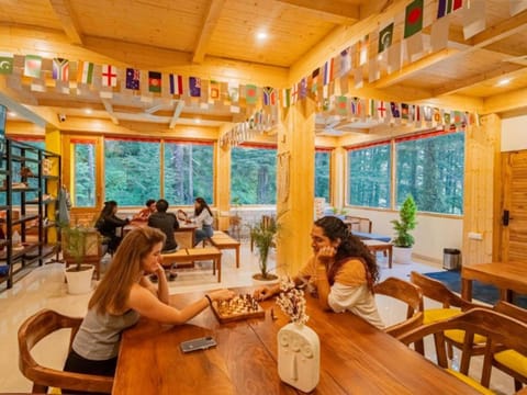 Restaurant/places to eat, People, Food and drinks, Seating area, Food, Breakfast