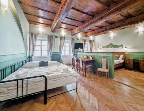Bed, TV and multimedia, Photo of the whole room, Dining area, Bedroom