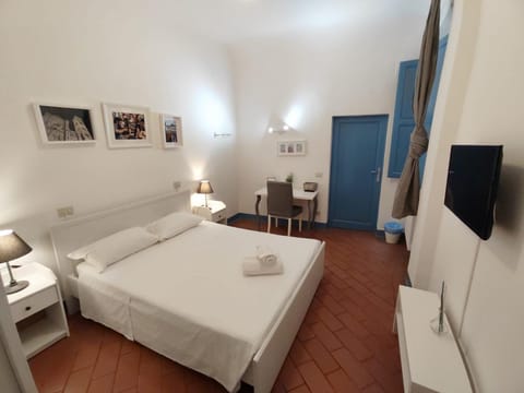 Bed, TV and multimedia, Photo of the whole room, Bedroom, towels