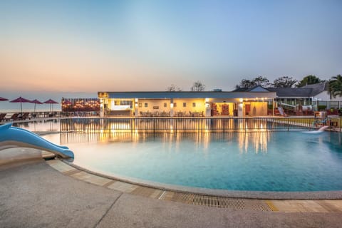Lounge or bar, Dining area, Pool view, Dinner