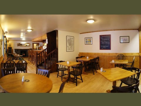 Property building, Restaurant/places to eat, Lounge or bar, Lunch