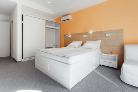 Bed, Photo of the whole room, Bedroom, air conditioner