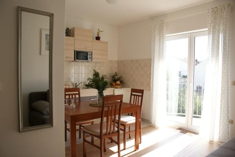 Balcony/Terrace, Kitchen or kitchenette, Dining area