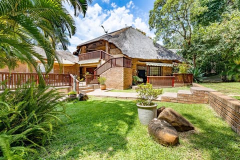 Property building, Day, Natural landscape, Garden, Garden, Garden view