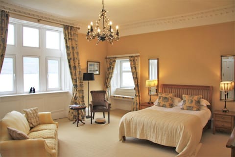 Bed, Photo of the whole room, Decorative detail, Seating area, Bedroom