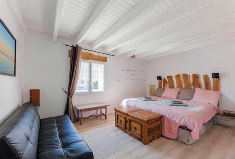 Bed, Day, Photo of the whole room, Decorative detail, Bedroom, Pool view