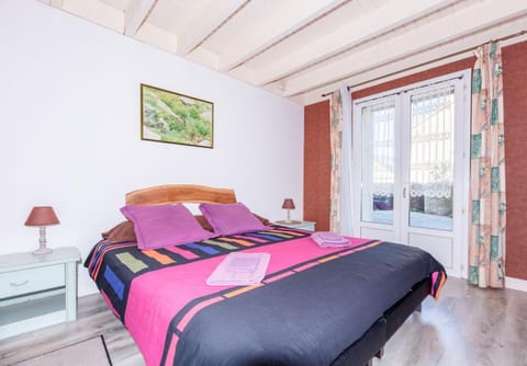 Property building, Bed, Day, Decorative detail, Hiking, On site, Inner courtyard view