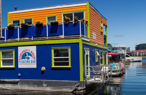 A Float Home B&B in Fisherman’s Wharf Bed and Breakfast in Victoria