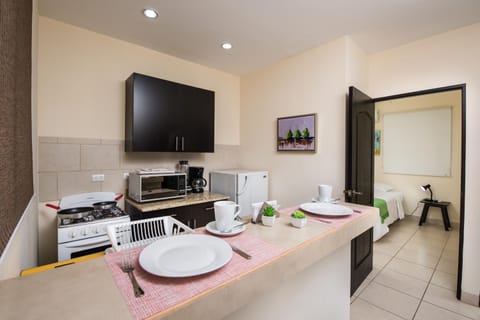 Kitchen or kitchenette, Dining area