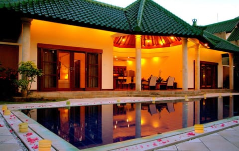 Swimming pool, Swimming pool