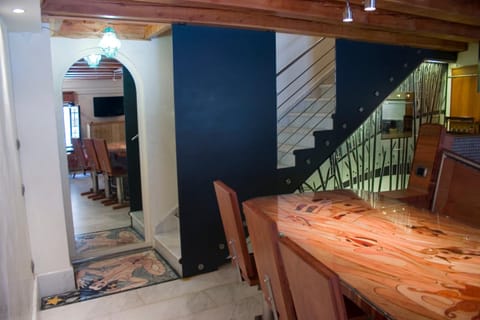 Living room, Photo of the whole room, Decorative detail, Seating area, Dining area