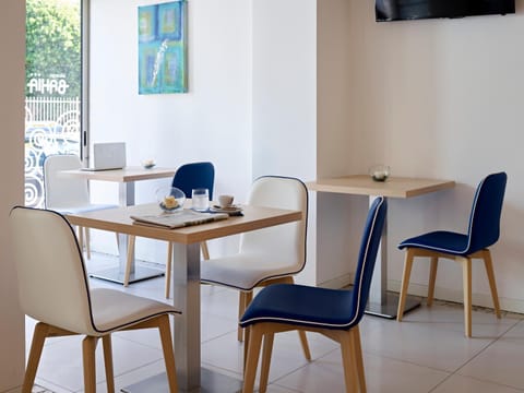 Living room, Lounge or bar