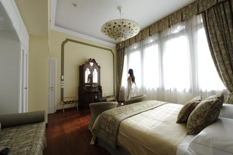 Day, Photo of the whole room, Photo of the whole room