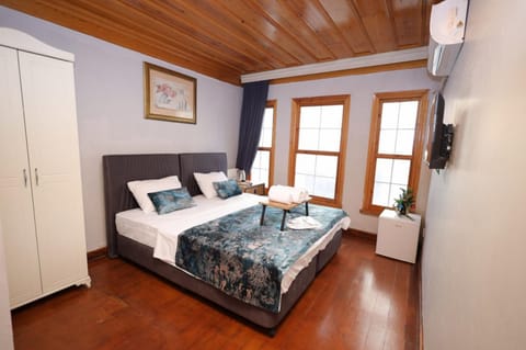 Bed, Living room, Photo of the whole room, Seating area, Bedroom, towels, wardrobe