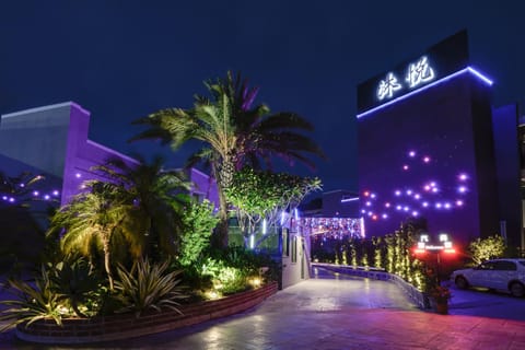 Facade/entrance, Off site, Night