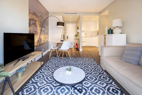 Kitchen or kitchenette, Living room, Seating area, Dining area