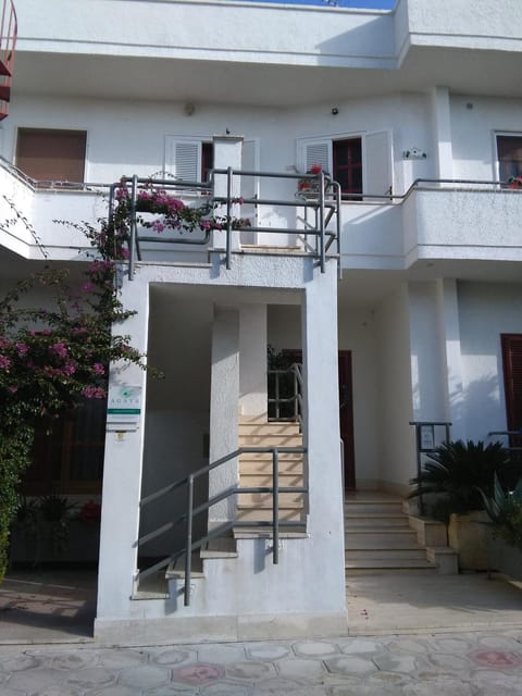 Facade/entrance, Floor plan
