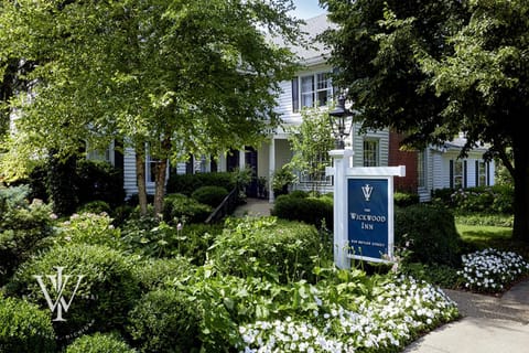 Property building, Facade/entrance, Property logo or sign, Property logo or sign, Logo/Certificate/Sign, Street view