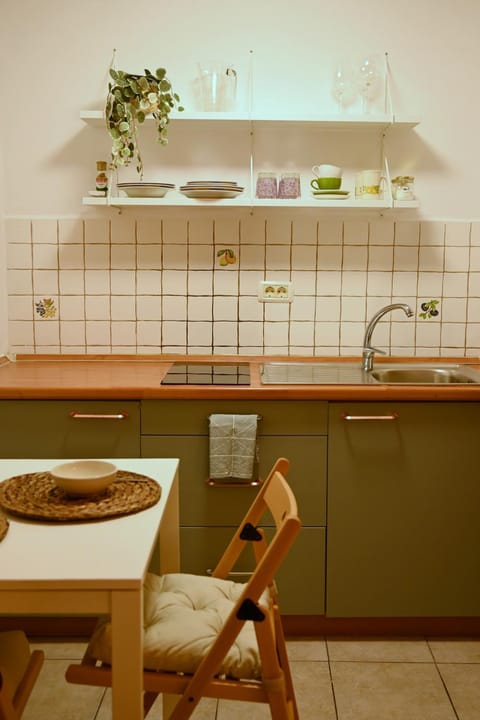 Kitchen or kitchenette, Dining area