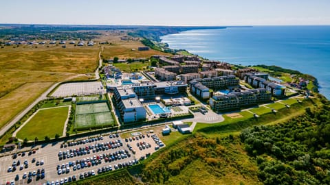 Property building, Day, Natural landscape, Bird's eye view, Beach, Pool view, Sea view, Swimming pool, Location, Parking