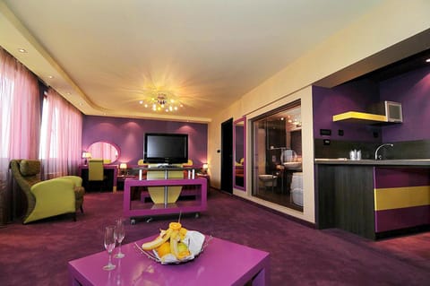 TV and multimedia, Kitchen or kitchenette, Living room, Food and drinks, Seating area