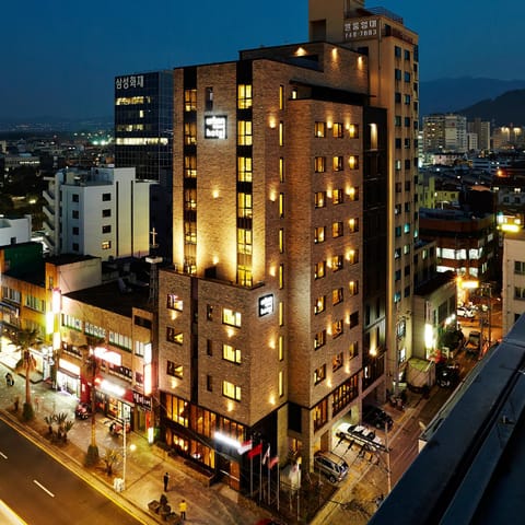Facade/entrance, Bird's eye view