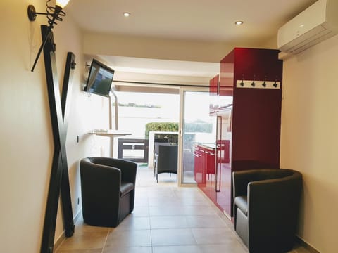 TV and multimedia, Kitchen or kitchenette, Photo of the whole room, Bedroom