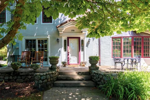 Property building, Patio, Balcony/Terrace