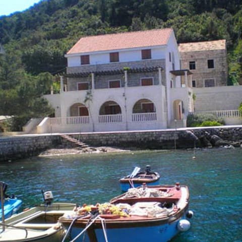 Guest House Hazdovac Rooms Bed and Breakfast in Dubrovnik-Neretva County