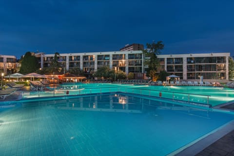 Property building, Night, Pool view, Swimming pool, sunbed