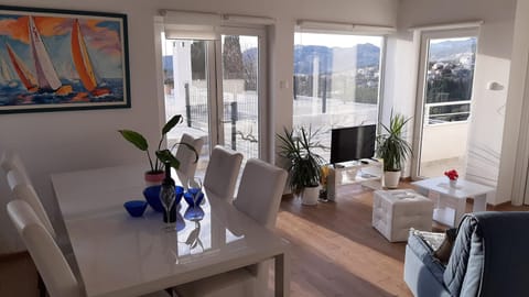 TV and multimedia, Living room, Seating area, Dining area