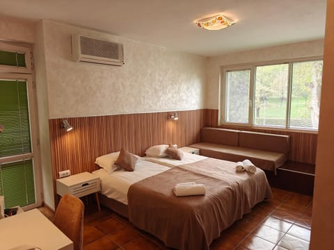 Bed, Photo of the whole room, Bedroom, internet, towels, air conditioner