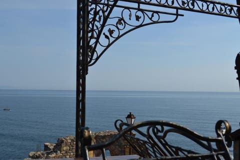 Restaurant/places to eat, Balcony/Terrace, Sea view