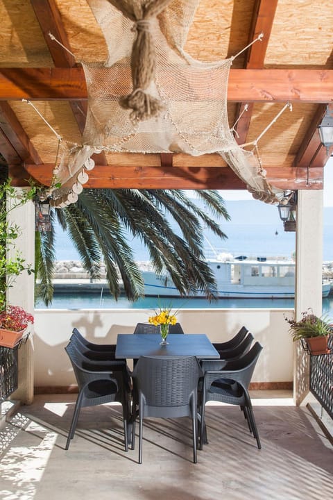 Balcony/Terrace, Decorative detail, City view, Sea view, Street view