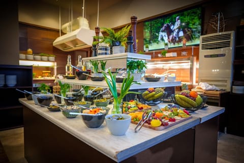 Restaurant/places to eat, Food and drinks, On site, Buffet breakfast