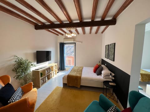 Bed, TV and multimedia, Photo of the whole room, Seating area, Evening entertainment, Bedroom